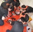 kolegovia spolu skladaju bicykel na teambuildingu