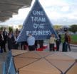 zaangazovani zamestnanci stavaju pyramidu na evente